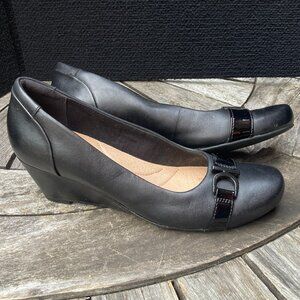CLARKS BLACK WEDGE PUMP 8.5 M